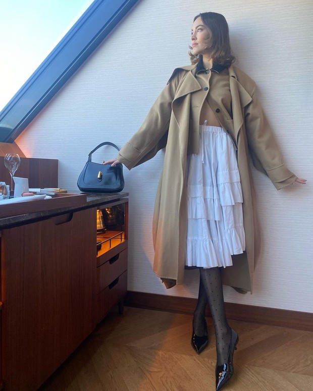 Foto: instagram.com/alexachung Styling rok midi/