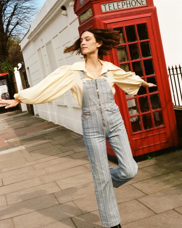 Foto: instagram.com/alexachung Overalls bergaris/