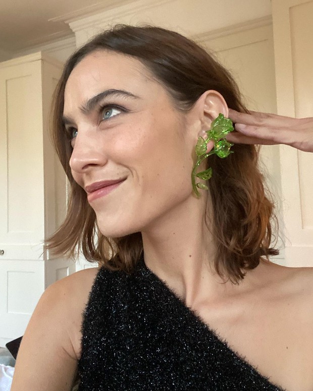 Foto: instagram.com/alexachung Anting tulips hijau/