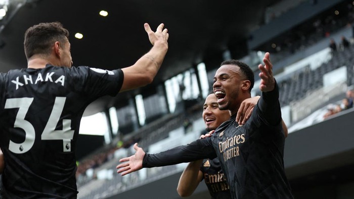 Soccer Football - Premier League - Fulham v Arsenal - Craven Cottage, London, Britain - March 12, 2023 Arsenals Gabriel celebrates scoring their first goal with William Saliba and Granit Xhaka REUTERS/David Klein EDITORIAL USE ONLY. No use with unauthorized audio, video, data, fixture lists, club/league logos or live services. Online in-match use limited to 75 images, no video emulation. No use in betting, games or single club /league/player publications.  Please contact your account representative for further details.