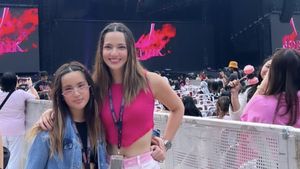Adu Gaya Nia Ramadhani & Ayu Ting Ting, Bak ABG Nonton Konser Bareng Anak
