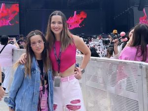 Adu Gaya Nia Ramadhani & Ayu Ting Ting, Bak ABG Nonton Konser Bareng Anak