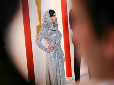 Foto: Malala Yousafzai Eksis di Oscars 2023, Gaun Berkerudung Jadi Andalan
