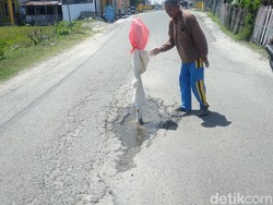 Warga Gorontalo Keluhkan Jalan Taman Bunga Rusak Parah, Bahayakan Pengendara