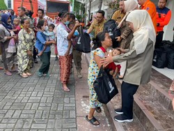 Gubernur Khofifah Bagi-bagi 650 Paket Sembako Jelang Ramadan