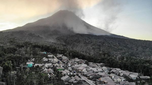 Hujan Abu Merapi Guyur Dusun Trono Magelang