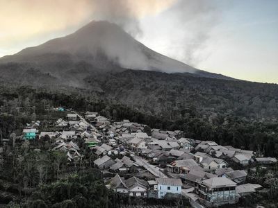 Hujan Abu Merapi Guyur Dusun Trono Magelang