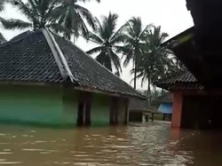 Sungai Cibarengkok Meluap, Ratusan Rumah di Lebak Terendam Banjir