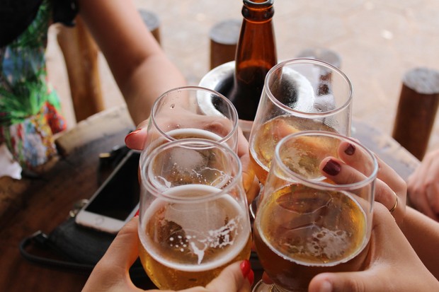 Ilustrasi seseorang sedang mengonsumsi alkohol.