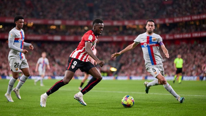 BILBAO, SPAIN - MARCH 12: Inaki Williams of Athletic Club compete for the ball with Sergio Busquets of FC Barcelona during the LaLiga Santander match between Athletic Club and FC Barcelona at San Mames Stadium on March 12, 2023 in Bilbao, Spain. (Photo by Ion Alcoba/Quality Sport Images/Getty Images)