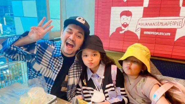 Indra Bekti saat bertemu dengan anak-anaknya.