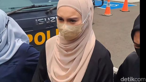 irish bella Irish Bella saat ditemui di kawasan Polres Jakarta Selatan.