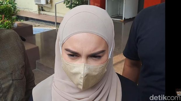irish bella Irish Bella saat ditemui di Polres Jakarta Selatan.