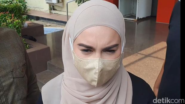 irish bella Irish Bella saat ditemui di kawasan Polres Jakarta Selatan.