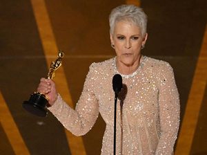 Ekspresi Bahagia Jamie Lee Curtis Menang Piala Oscar Pertama Ekspresi Bahagia Jamie Lee Curtis Menang Piala Oscar Pertama