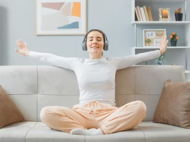 Perempuan sedang mendengarkan musik