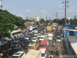 Ada Lubang Besar Jl Daan Mogot, Lalin Masih Macet Parah hingga Sore Ini