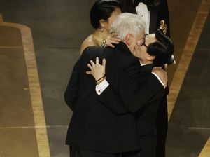 Ke Huy Quan dan Indiana Jones Berpelukan di Oscar 2023