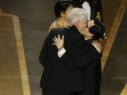 Ke Huy Quan dan Indiana Jones Berpelukan di Oscar 2023