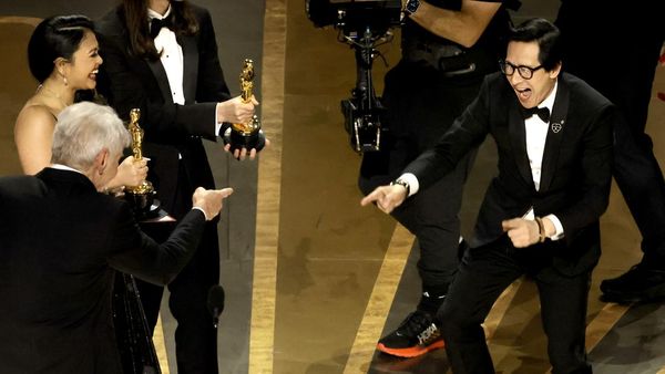 Manisnya Reuni Ke Huy Quan dan Harrison Ford di Oscar 2023