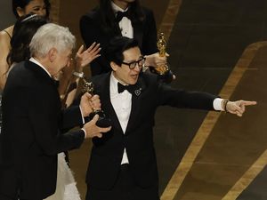 Film Terbaik Oscar 2023: Everything Everywhere All at Once