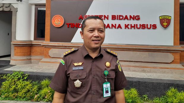 Kepala Seksi Penerangan Hukum (Kasi Penkum) Kejati Bali, Putu Agus Eka Sabana Putra saat melakukan konferensi pers, di Kejati Bali, Senin (13/3).