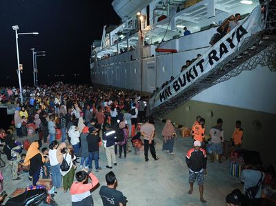 KM Bukit Raya Salurkan Bantuan untuk Korban Longsor Serasan Natuna