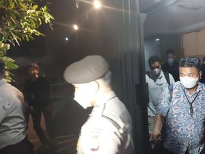 KPK Bawa 2 Koper Usai 6 Jam Geledah Rumah Dito Mahendra KPK Bawa 2 Koper Usai 6 Jam Geledah Rumah Dito Mahendra