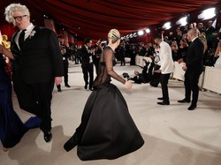 Viral Aksi Lady Gaga Bantu Fotografer Oscar yang Terjatuh