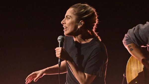 Penampilan Lady Gaga di Oscar 2023: Kaos dan Jeans Sobek