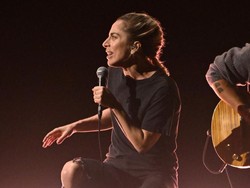 Tampil di Oscars 2023, Lady Gaga Tak Pakai Makeup Bikin Kagum Netizen