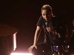 Pesona Lady Gaga Tampil Tanpa Makeup di Panggung Oscar