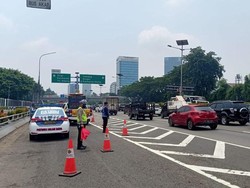 Exit Tol Slipi Ditutup Imbas Demo Depan DPR Siang Ini