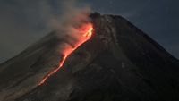 Penampakan Gunung Merapi Muntahkan Lava Pijar Tadi Pagi