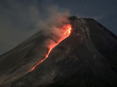Penampakan Gunung Merapi Muntahkan Lava Pijar Tadi Pagi
