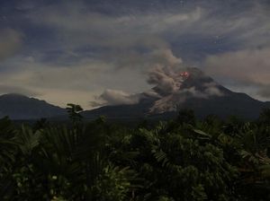 Gunung Merapi Kembali Muntahkan Awan Panas, Jarak Luncur 2 Km Gunung Merapi Kembali Muntahkan Awan Panas, Jarak Luncur 2 Km