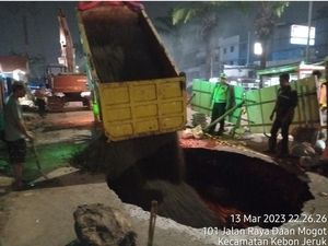 Lubang Besar di Jalan Daan Mogot Mulai Diuruk Malam Ini Lubang Besar di Jalan Daan Mogot Mulai Diuruk Malam Ini