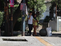 Dag-dig-dug Pejalan Kaki Lewati Trotoar Jalan Sulanjana