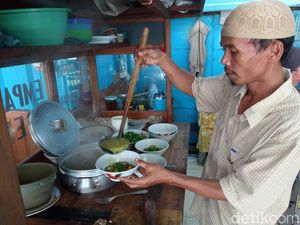 Mang Don si Penjual Empal Gentong Nyentrik di Cirebon Mang Don si Penjual Empal Gentong Nyentrik di Cirebon