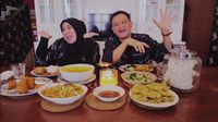 Kompaknya Melly Goeslaw Bikin Konten Kuliner Bareng Hedi Yunus