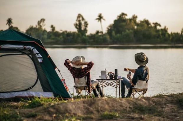 Dua orang sedang santai di pinggir danau