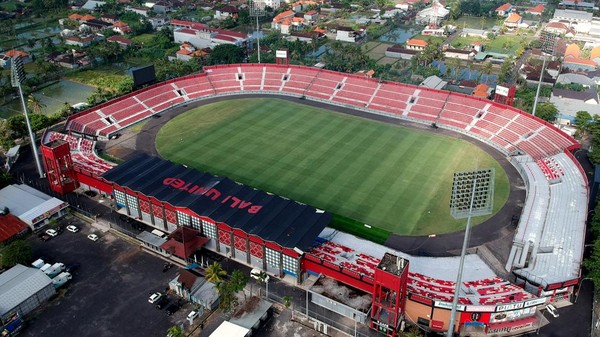 Pekerja melakukan pengerjaan renovasi Stadion Kapten I Wayan Dipta di Gianyar, Bali,Minggu (12/3/2023). Sejumlah pengerjaan renovasi dan pemeliharaan fasilitas Stadion Kapten I Wayan Dipta Bali terus dilakukan sebagai persiapan penyelenggaraan Piala Dunia U-20 2023. ANTARA FOTO/Fikri Yusuf/nz