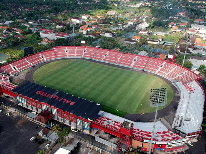Pekerja melakukan pengerjaan renovasi Stadion Kapten I Wayan Dipta di Gianyar, Bali,Minggu (12/3/2023). Sejumlah pengerjaan renovasi dan pemeliharaan fasilitas Stadion Kapten I Wayan Dipta Bali terus dilakukan sebagai persiapan penyelenggaraan Piala Dunia U-20 2023. ANTARA FOTO/Fikri Yusuf/nz