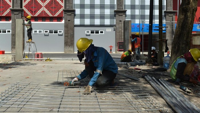 Mengintip Persiapan Stadion I Wayan Dipta Bali, Venue Piala Dunia U-20 Pekerja melakukan pengerjaan renovasi Stadion Kapten I Wayan Dipta di Gianyar, Bali,Minggu (12/3/2023). Sejumlah pengerjaan renovasi dan pemeliharaan fasilitas Stadion Kapten I Wayan Dipta Bali terus dilakukan sebagai persiapan penyelenggaraan Piala Dunia U-20 2023. ANTARA FOTO/Fikri Yusuf/nz