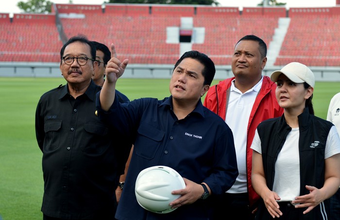 Ketua Umum PSSI Erick Thohir (tengah) didampingi Wakil Ketua Umum PSSI Ratu Tisha Destria (kanan), Wakil Gubernur Bali Tjokorda Oka Artha Ardana Sukawati (kiri) dan Bupati Gianyar I Made Mahayastra (kedua kanan) meninjau Stadion Kapten I Wayan Dipta di Gianyar, Bali,Minggu (12/3/2023). Peninjauan itu dilakukan untuk memastikan kesiapan Stadion Kapten I Wayan Dipta Bali yang akan digunakan untuk penyelenggaraan Piala Dunia U-20 2023. ANTARA FOTO/Fikri Yusuf/nz