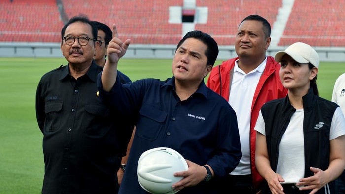 Ketua Umum PSSI Erick Thohir (tengah) didampingi Wakil Ketua Umum PSSI Ratu Tisha Destria (kanan), Wakil Gubernur Bali Tjokorda Oka Artha Ardana Sukawati (kiri) dan Bupati Gianyar I Made Mahayastra (kedua kanan) meninjau Stadion Kapten I Wayan Dipta di Gianyar, Bali,Minggu (12/3/2023). Peninjauan itu dilakukan untuk memastikan kesiapan Stadion Kapten I Wayan Dipta Bali yang akan digunakan untuk penyelenggaraan Piala Dunia U-20 2023. ANTARA FOTO/Fikri Yusuf/nz