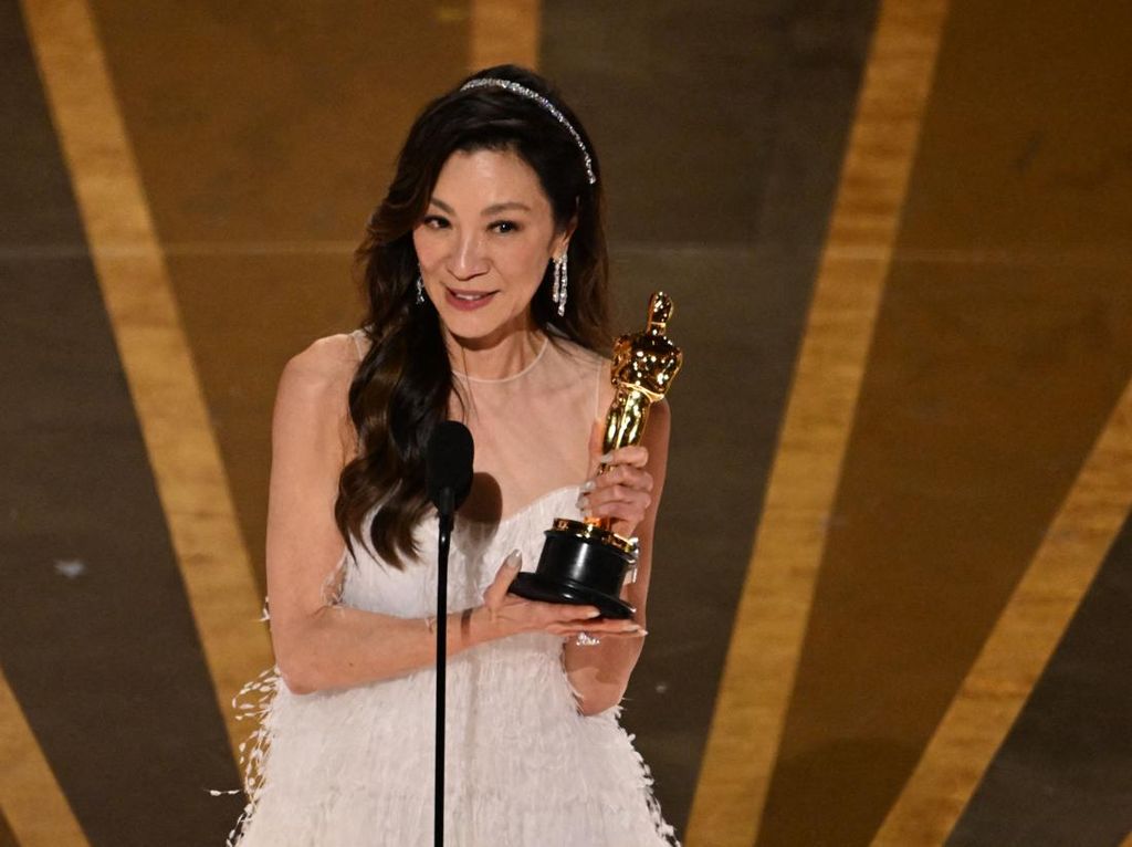 Kemenangan Bersejarah Michelle Yeoh di Oscar: Will Smith, Malaysia dan Para Ibu Kemenangan Bersejarah Michelle Yeoh di Oscar: Will Smith, Malaysia dan Para Ibu