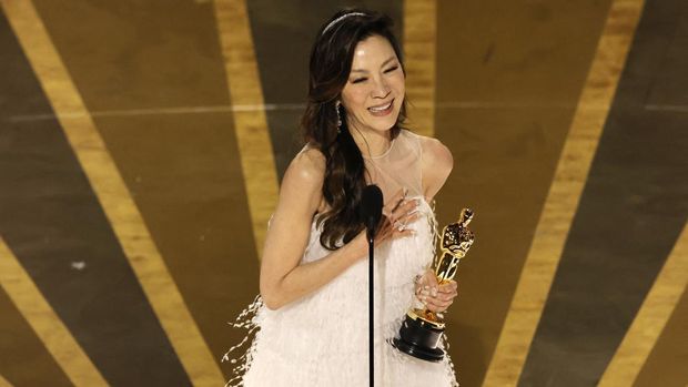 HOLLYWOOD, CALIFORNIA - MARCH 12: Michelle Yeoh accepts the Best Actress award for 