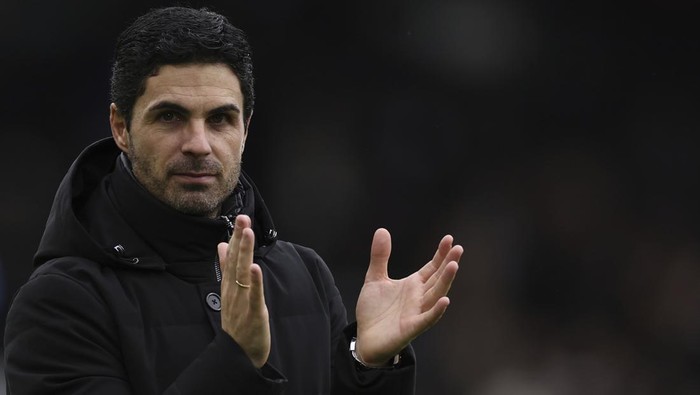 Arsenals manager Mikel Arteta applauds at the end of the English Premier League soccer match between Fulham and Arsenal at Craven Cottage stadium in London, Sunday, March 12, 2023. (AP Photo/Ian Walton)