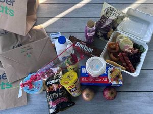 Misterius! Bukan Hanya Makanan, Pelanggan Ini Terima Kiriman Barang Aneh